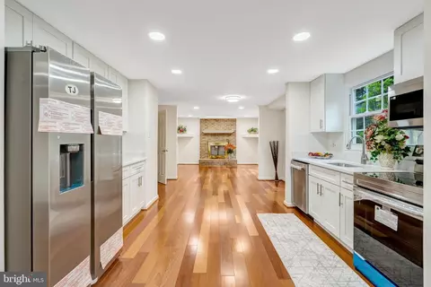 Entry Way - 5759 Heming Ave, Springfield, VA 22151 photo 5 of 10