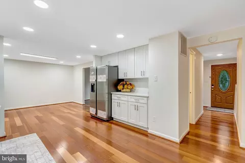 Entry Way - 5759 Heming Ave, Springfield, VA 22151 photo 6 of 10