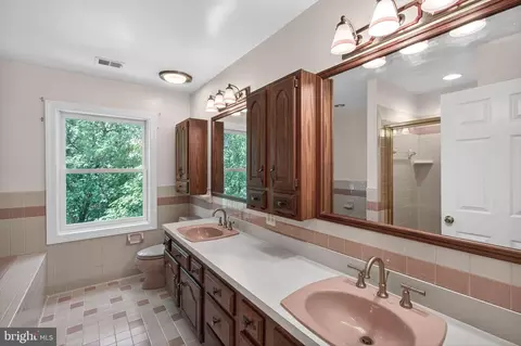 Bath - 8130 Viola St, Springfield, VA 22152 photo 8 of 10