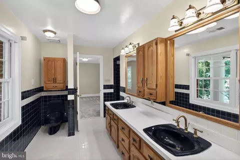 Bath - 8130 Viola St, Springfield, VA 22152 photo 7 of 10