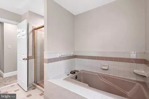 Bath - 8130 Viola St, Springfield, VA 22152 photo 9 of 10