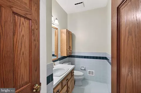 Bath - 8130 Viola St, Springfield, VA 22152 photo 2 of 10