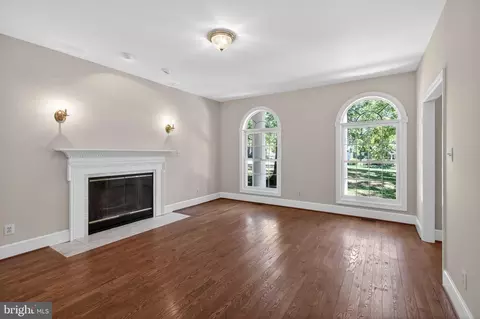 Living - 8130 Viola St, Springfield, VA 22152 photo 2 of 4