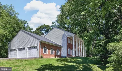 Exterior - 8130 Viola St, Springfield, VA 22152 photo 3 of 8