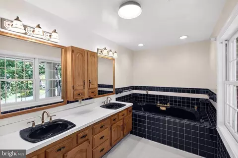 Bath - 8130 Viola St, Springfield, VA 22152 photo 5 of 10