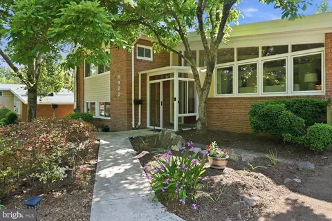 8900 Camfield Dr, Alexandria, VA 22308