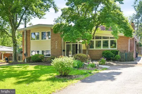 8900 Camfield Dr, Alexandria, VA 22308