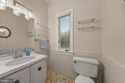 Bath - 1502 Highwood Dr, Mclean, VA 22101 photo 4 of 5