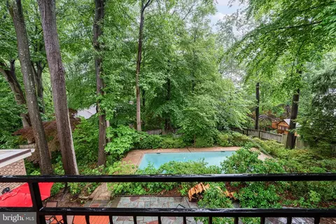 Exterior - 1502 Highwood Dr, Mclean, VA 22101 photo 5 of 7