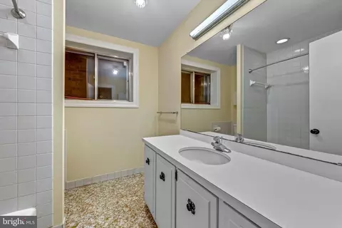 Bath - 1502 Highwood Dr, Mclean, VA 22101 photo 5 of 5