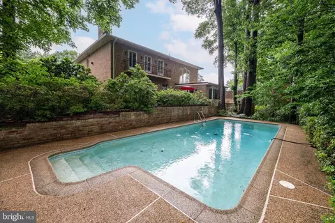 Exterior - 1502 Highwood Dr, Mclean, VA 22101 photo 6 of 7