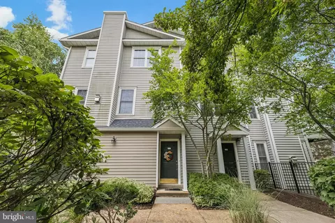 4542 Superior Sq, Fairfax, VA 22033