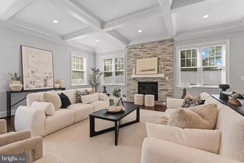 7606 Leonard Dr, Falls Church, VA 22043