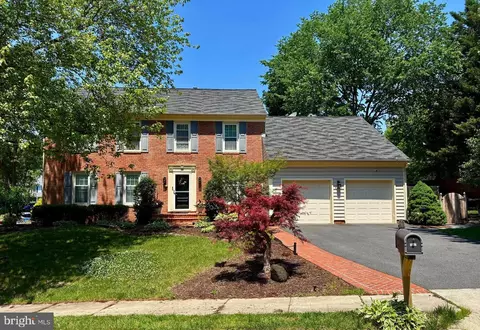8900 Kenilworth Dr, Burke, VA 22015