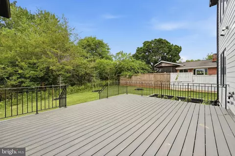 Exterior - 1806 Barbee St, Mclean, VA 22101 photo 4 of 5