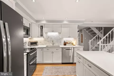 Kitchen - 5826 Canvasback Rd, Burke, VA 22015 photo 4 of 4