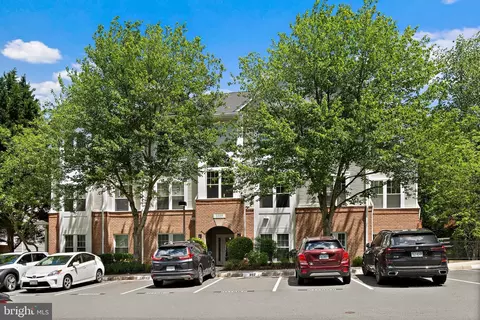 1519 N Point Dr #202, Reston, VA 20194