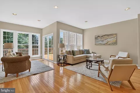 Living - 8227 Singleleaf Ln, Lorton, VA 22079 photo 2 of 3