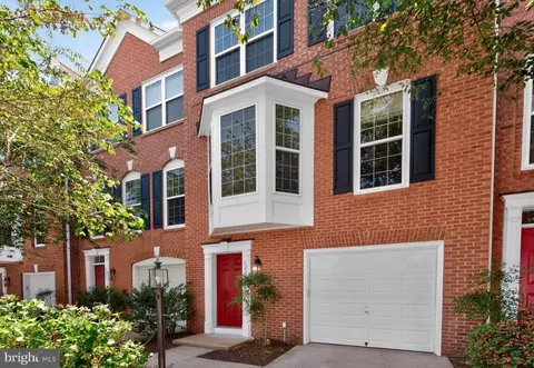 Exterior - 8227 Singleleaf Ln, Lorton, VA 22079 photo 2 of 6