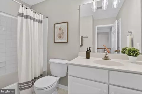 Bath - 8227 Singleleaf Ln, Lorton, VA 22079 photo 3 of 4