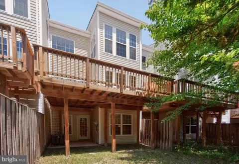 Exterior - 8227 Singleleaf Ln, Lorton, VA 22079 photo 5 of 6