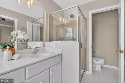 Bath - 8227 Singleleaf Ln, Lorton, VA 22079 photo 2 of 4