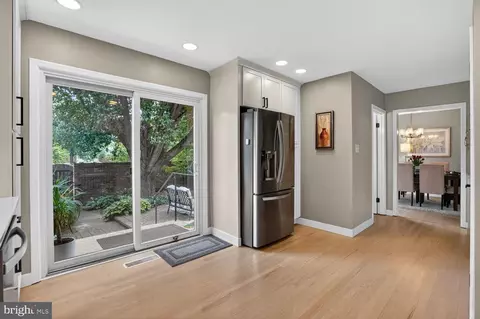 Entry Way - 8532 Lakinhurst Ln, Springfield, VA 22152 photo 5 of 12