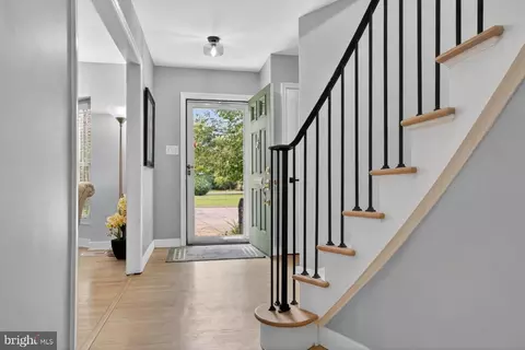 Entry Way - 8532 Lakinhurst Ln, Springfield, VA 22152 photo 7 of 12