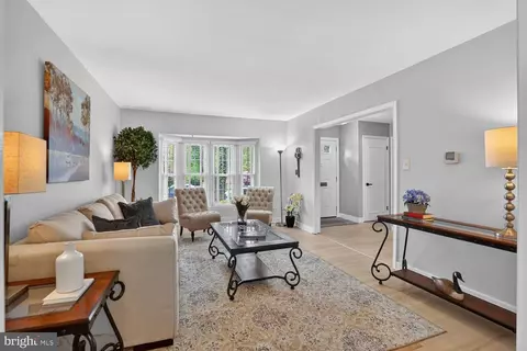 Entry Way - 8532 Lakinhurst Ln, Springfield, VA 22152 photo 8 of 12