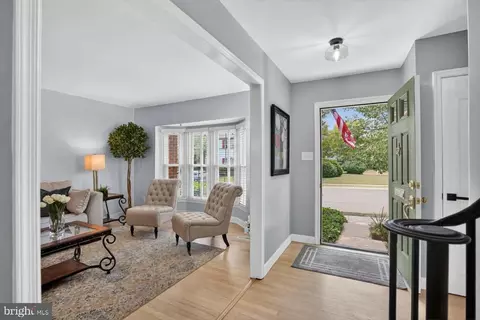 Entry Way - 8532 Lakinhurst Ln, Springfield, VA 22152 photo 9 of 12