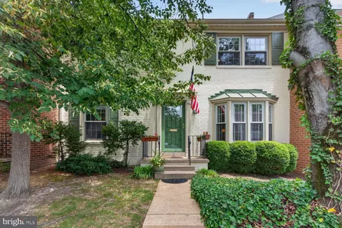 8532 Lakinhurst Ln, Springfield, VA 22152