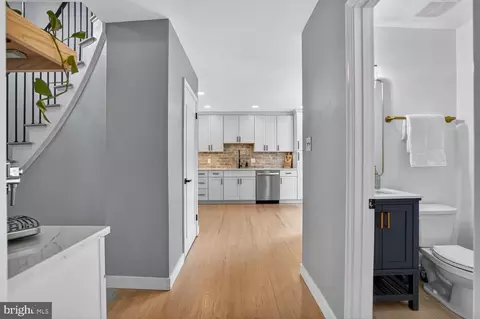 Entry Way - 8532 Lakinhurst Ln, Springfield, VA 22152 photo 6 of 12