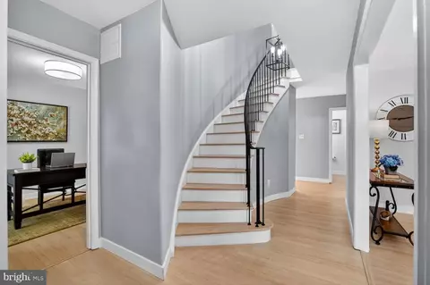 Entry Way - 8532 Lakinhurst Ln, Springfield, VA 22152 photo 2 of 12