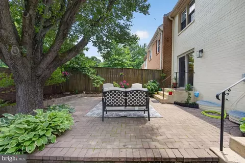 Exterior - 8532 Lakinhurst Ln, Springfield, VA 22152 photo 3 of 8