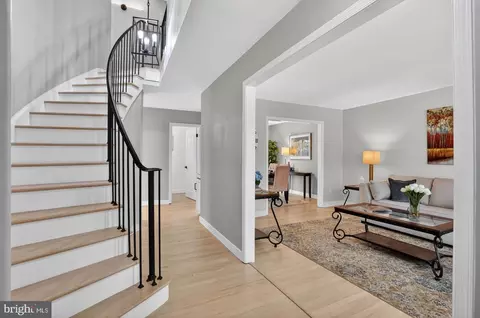 Entry Way - 8532 Lakinhurst Ln, Springfield, VA 22152 photo 3 of 12