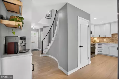 Entry Way - 8532 Lakinhurst Ln, Springfield, VA 22152 photo 4 of 12