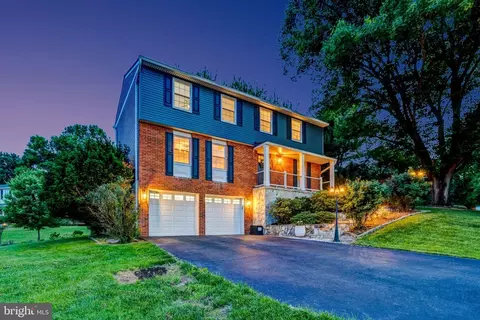 933 War Admiral St, Great Falls, VA 22066