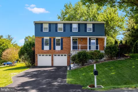 933 War Admiral St, Great Falls, VA 22066