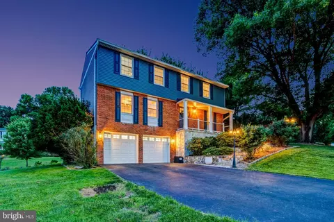 933 War Admiral St, Great Falls, VA 22066
