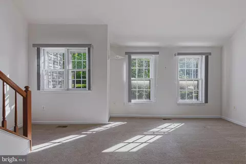Living - 8144 Cliffview Ave, Springfield, VA 22153 photo 4 of 6