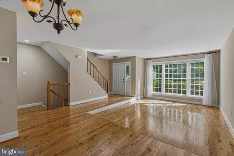 Living - 8144 Cliffview Ave, Springfield, VA 22153 photo 3 of 6