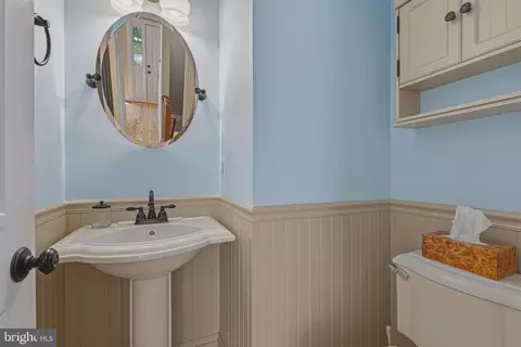 Entry Way - 8144 Cliffview Ave, Springfield, VA 22153 photo 1 of 2