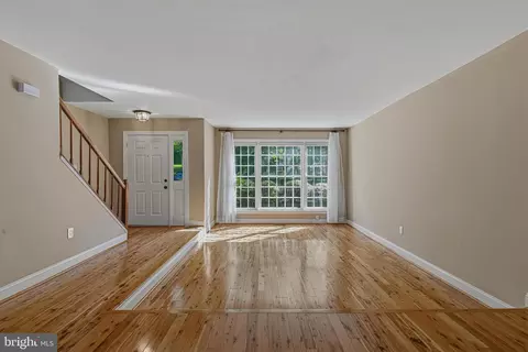 Living - 8144 Cliffview Ave, Springfield, VA 22153 photo 2 of 6