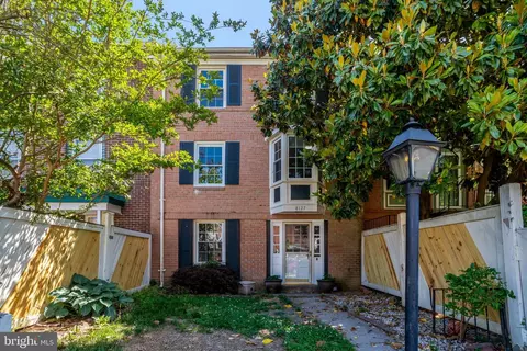 8127 Pinelake Ct, Alexandria, VA 22309