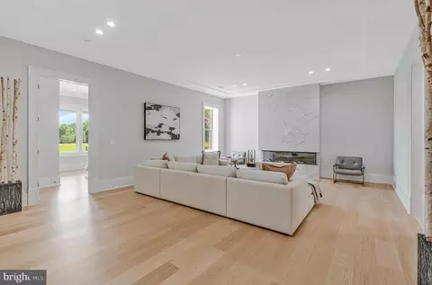 Living - 744 Lawton St, Mclean, VA 22101 photo 13 of 14