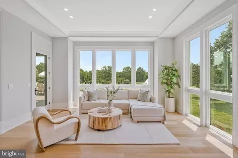 Living - 744 Lawton St, Mclean, VA 22101 photo 3 of 14