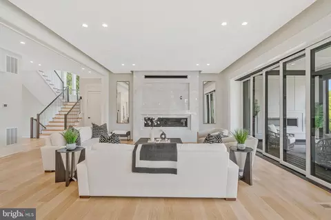 Living - 744 Lawton St, Mclean, VA 22101 photo 5 of 14