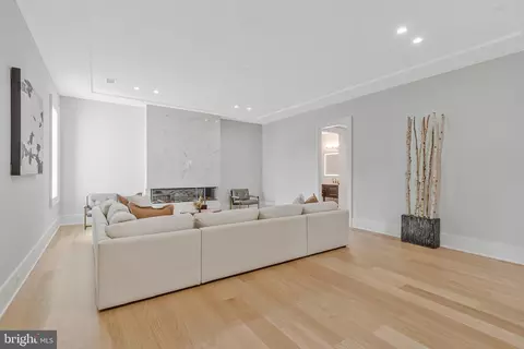 Living - 744 Lawton St, Mclean, VA 22101 photo 12 of 14