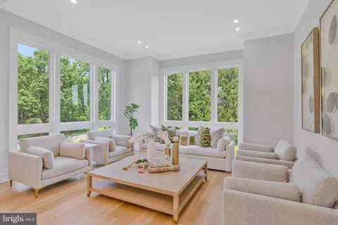 Living - 744 Lawton St, Mclean, VA 22101 photo 2 of 14