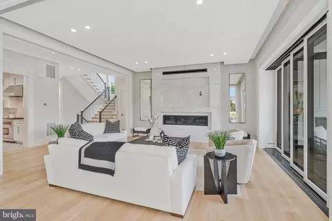 Living - 744 Lawton St, Mclean, VA 22101 photo 4 of 14